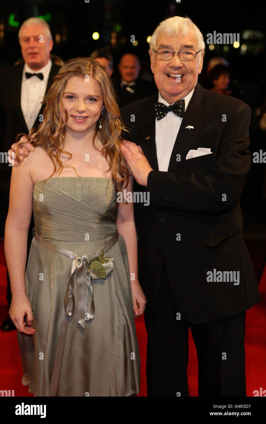 Frank Carson posiert mit Casey Donnelly, der Prinzessin Anne im Lowry Theatre in Salford für die Royal Variety Performance Blumen präsentieren wird. Stockfoto