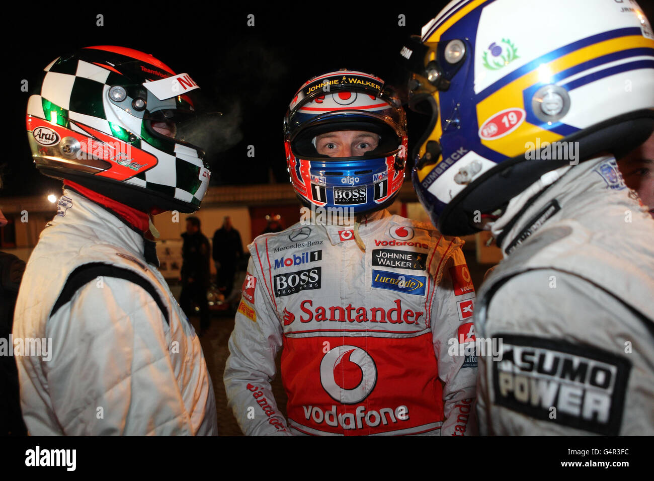 Vodafone McLaren Mercedes Fahrer Jenson Button (Mitte) während des Dan Wheldon Memorial Kart Race in Daytona Milton Keynes, Buckinghamshire. Stockfoto