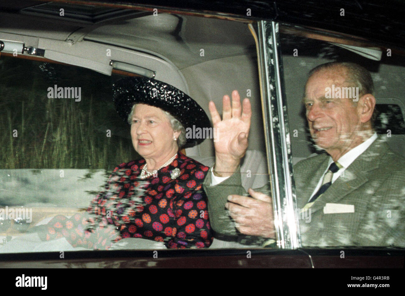 Königliche Hoheit Elisabeth II., begleitet von Königliche Hoheit der Herzog von Edinburgh, kommt zur Crathie Kirche in Balmoral, Schottland, für den Gottesdienst dort. Ebenfalls anwesend waren die Queen Elizabeth, die Queen Mother, der britische Premierminister Tony Blair und seine Frau Cherie. Stockfoto