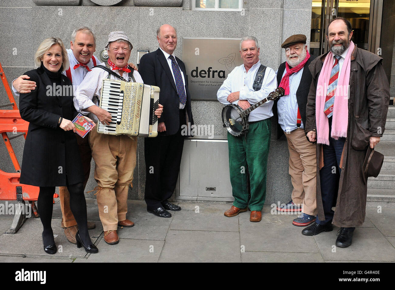 (Von links nach rechts) Abgeordnete von Wells Tessa Munt, Sedge Moore, Tommy Banner, Staatsminister für Landwirtschaft und Ernährung Jim Paice, Pete Budd, John Morgan und Abgeordneter von Somerton & Frome David Heath, Als West Country Band kommen die Wurzels zu den Büros von DEFRA für eine Tour durch London und geben ihre Unterstützung für britische Bauern. Stockfoto