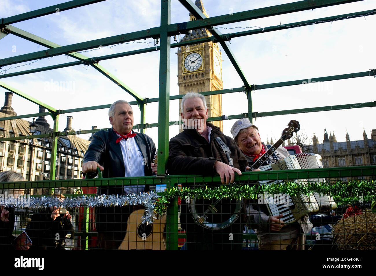 (Von links nach rechts) Sedge Moore, Pete Budd und Tommy Banner von der West Country Band The Wurzels kommen in Westminster an, um London zu besuchen und den britischen Bauern ihre Unterstützung zu geben. Stockfoto