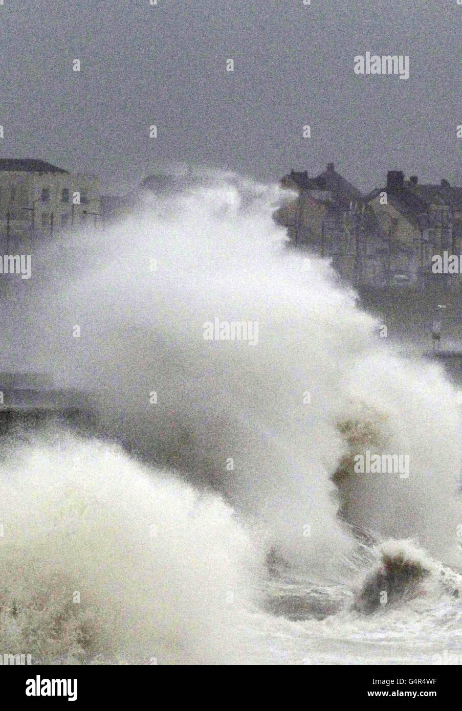 Starke Winde und hohe Wellen schlagen die Küste von Blackpool, während Großbritannien sich für Winde von bis zu 100 mph. Stockfoto