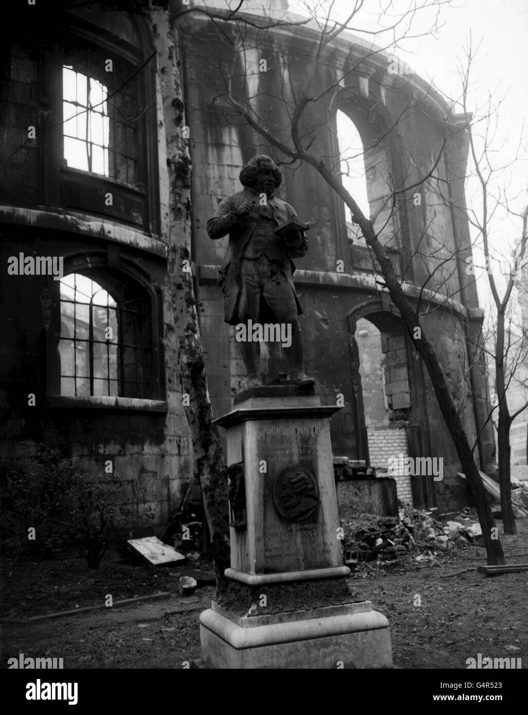 Die Statue von Dr. Johnson (Samuel Johnson) (1709-1784), vor der ruinierten St. Clement Danes Church in London cira 1945. Dr. Johnson war ein britischer Lexikograph, Kritiker und Konversationsforscher, der für sein Wörterbuch (1755) berühmt war. Stockfoto