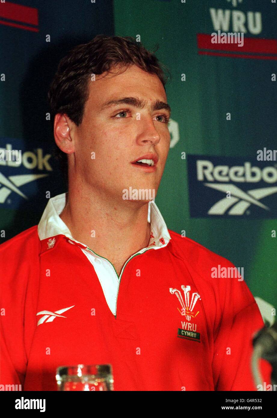 Jason Jones-Hughes in einem walisischen Rugby-Trikot während einer Pressekonferenz in Cardiff, nachdem er von Sydney aus geflogen war. New South Wales Centre Jones-Hughes, der in Australien aufgewachsen ist, hofft, bei der bevorstehenden Weltmeisterschaft für Wales spielen zu können. Stockfoto
