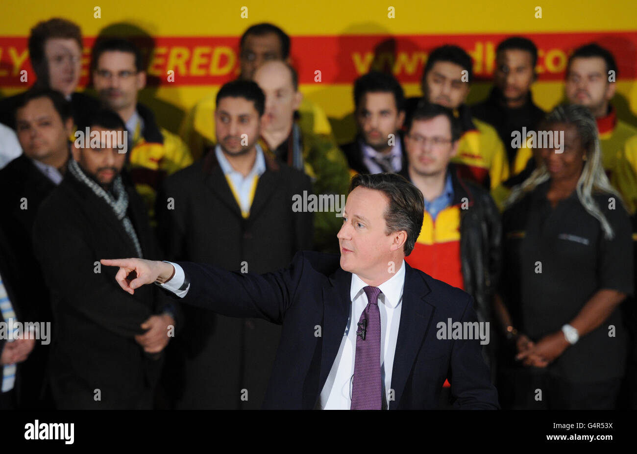 Premierminister David Cameron hält eine Frage- und Antwortsitzung mit Arbeitern in der DHL Express Zentrale in Hounslow, West-London, ab, wo er den konservativen Kandidaten Mark Bowen unterstützte, der nächste Woche bei den Nachwahlen in Feltham und Heston kandidiert. Stockfoto