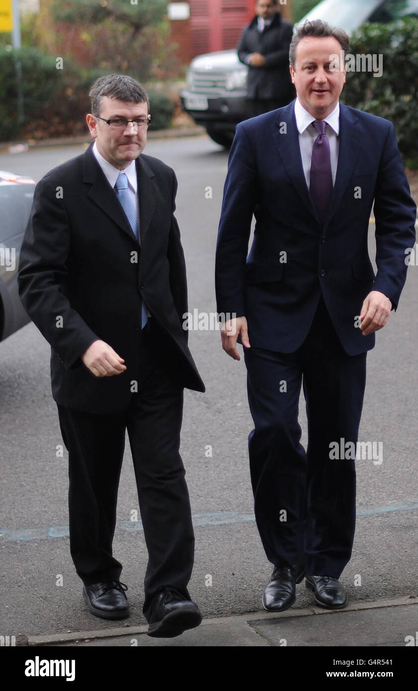 Premierminister David Cameron trifft in der Zentrale von DHL Express in Hounslow im Westen Londons ein, wo er den konservativen Kandidaten Mark Bowen (links) unterstützt, der nächste Woche bei den Nachwahlen von Feltham und Heston kandidiert. Stockfoto
