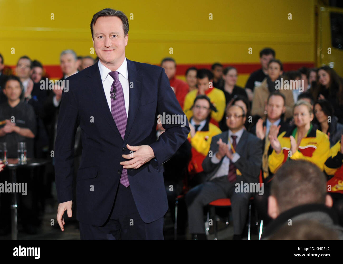 Premierminister David Cameron hält eine Frage- und Antwortsitzung mit Arbeitern in der DHL Express Zentrale in Hounslow, West-London, ab, wo er den konservativen Kandidaten Mark Bowen unterstützte, der nächste Woche bei den Nachwahlen in Feltham und Heston kandidiert. Stockfoto