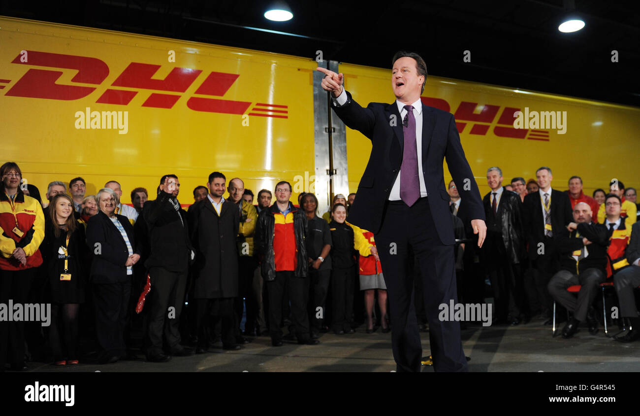 Premierminister David Cameron hält eine Frage- und Antwortsitzung mit Arbeitern in der DHL Express Zentrale in Hounslow, West-London, ab, wo er den konservativen Kandidaten Mark Bowen unterstützte, der nächste Woche bei den Nachwahlen in Feltham und Heston kandidiert. Stockfoto