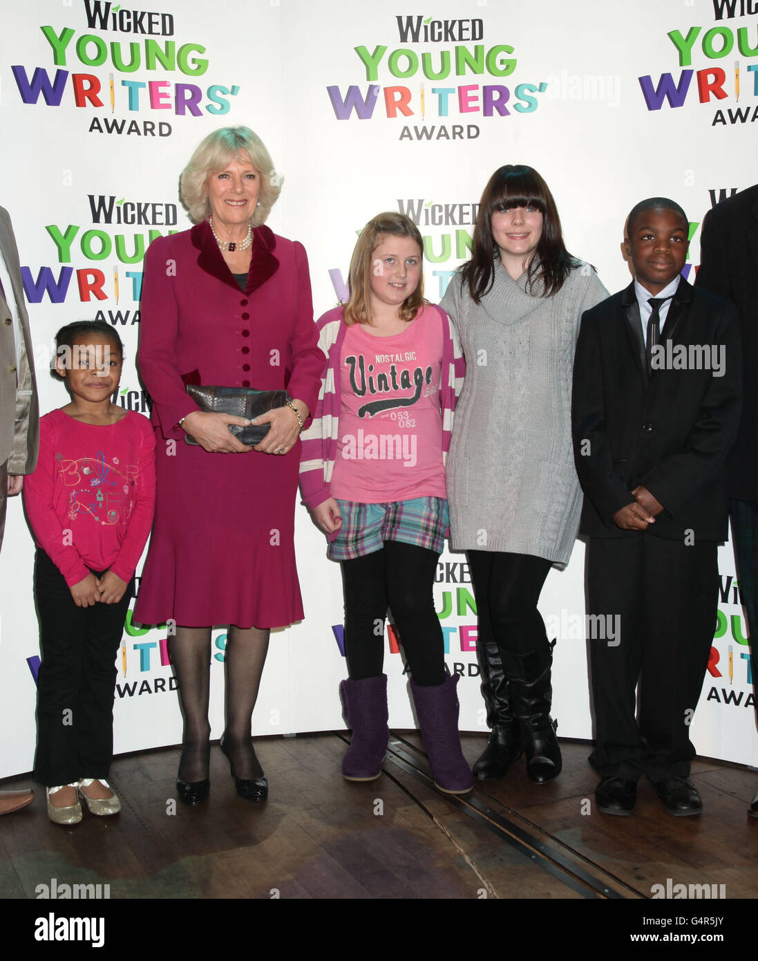 Die Herzogin von Cornwall, Patron des Wicked Young Writers Award, mit den Gewinnern des Wicked Young Writers Award (von links nach rechts) Yetunde Lanlehin (in der Kategorie 5-7 Jahre), Josie Reynolds (8-10 Jahre), Lauren Palmer und Tariq Williams, Gewinner der Kategorie 14-16 Jahre, bei der Zeremonie im Apollo Victoria Theatre in London. Stockfoto