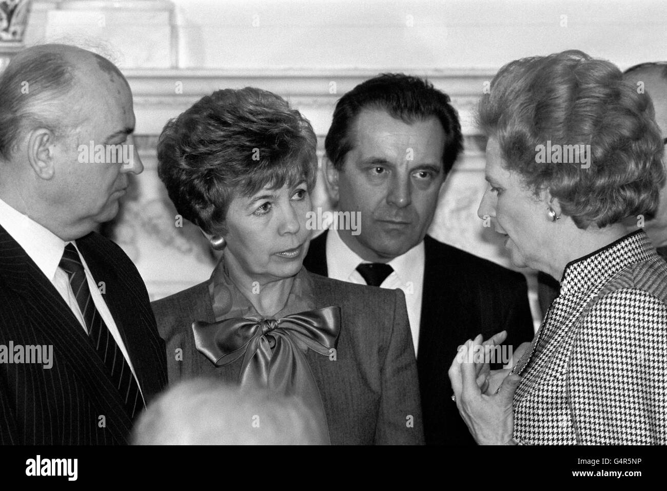 Premierminister Maragert Thatcher plaudert vor dem Mittagessen in der Downing Street 10 in London mit dem sowjetischen Führer Michail Gorbatschow, Left, und seiner Frau Raisa. Stockfoto