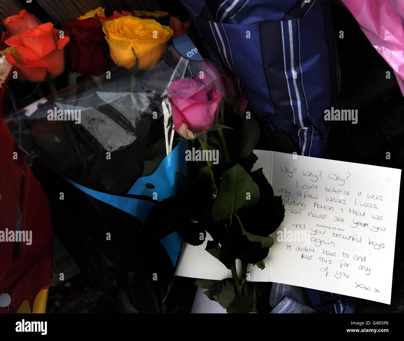 Blumenbotschaften und Botschaften, die bei der Szene in der Nähe des Hauses in Pudsey, Leeds, hinterlassen wurden, wo am späten Sonntagnachmittag vier Leichen entdeckt wurden. Stockfoto