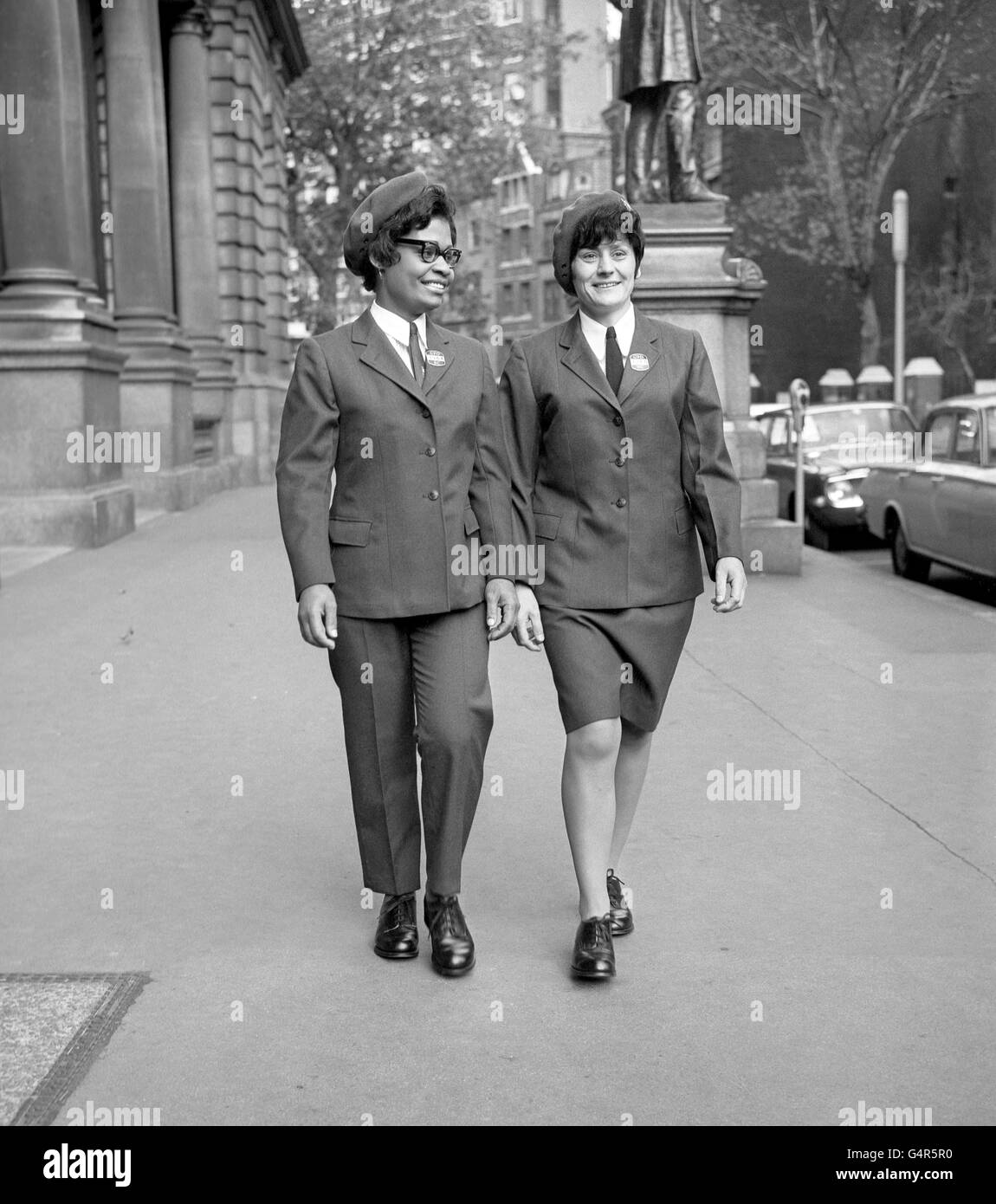 Die Postfrauen Greta Moffat (l) und Lilian Gilbey tragen ihre neuen Frauen Uniformen in London Stockfoto