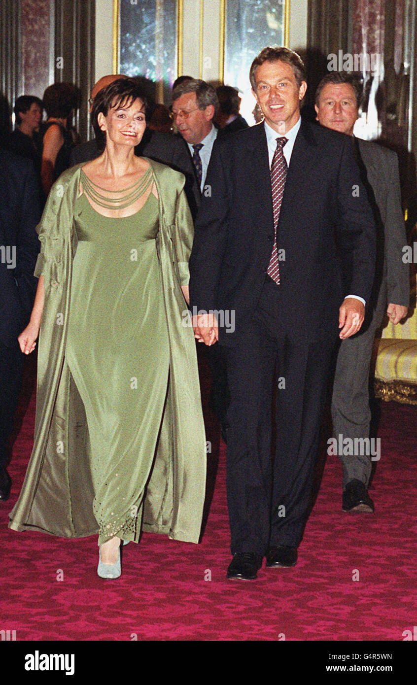 Premierminister Tony Blair und Frau Cherie treffen am Eröffnungsabend der London Fashion Week bei einem Empfang im Lancaster House ein. Stockfoto