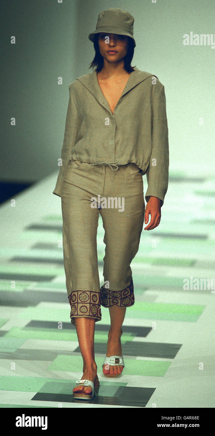 Ein Model präsentiert auf dem Laufsteg eine beige Jacke und eine beige Pedal-Pusher-Hose während der Show von Modedesigner Ronit Zilkha im Rahmen der London Fashion Week. Stockfoto