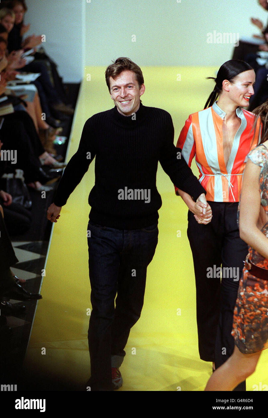 Designer Markus Lupfer nimmt sich nach der Ausstellung seiner Kollektion für die London Fashion Week auf den Laufsteg. Stockfoto