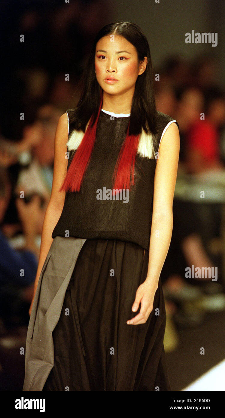 Ein Modell mit roten und weißen Haarverlängerung zeigt ein ärmelloses braunes Oberteil und einen Baggy-Rock in zwei Hälften als Teil der New Zealand Four Kollektion für die London Fashion Week. Stockfoto