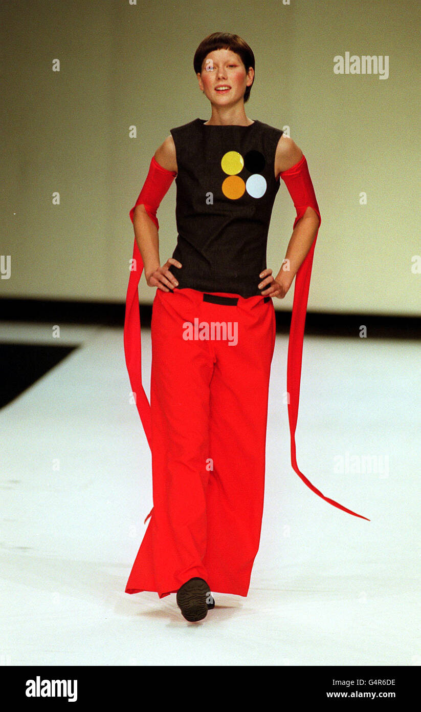 Ein Modell zeigt ein gepunktetes ärmelloses schwarzes Oberteil mit roter Hose und langen roten Armbändern als Teil der New Zealand Four Kollektion für die London Fashion Week. Stockfoto