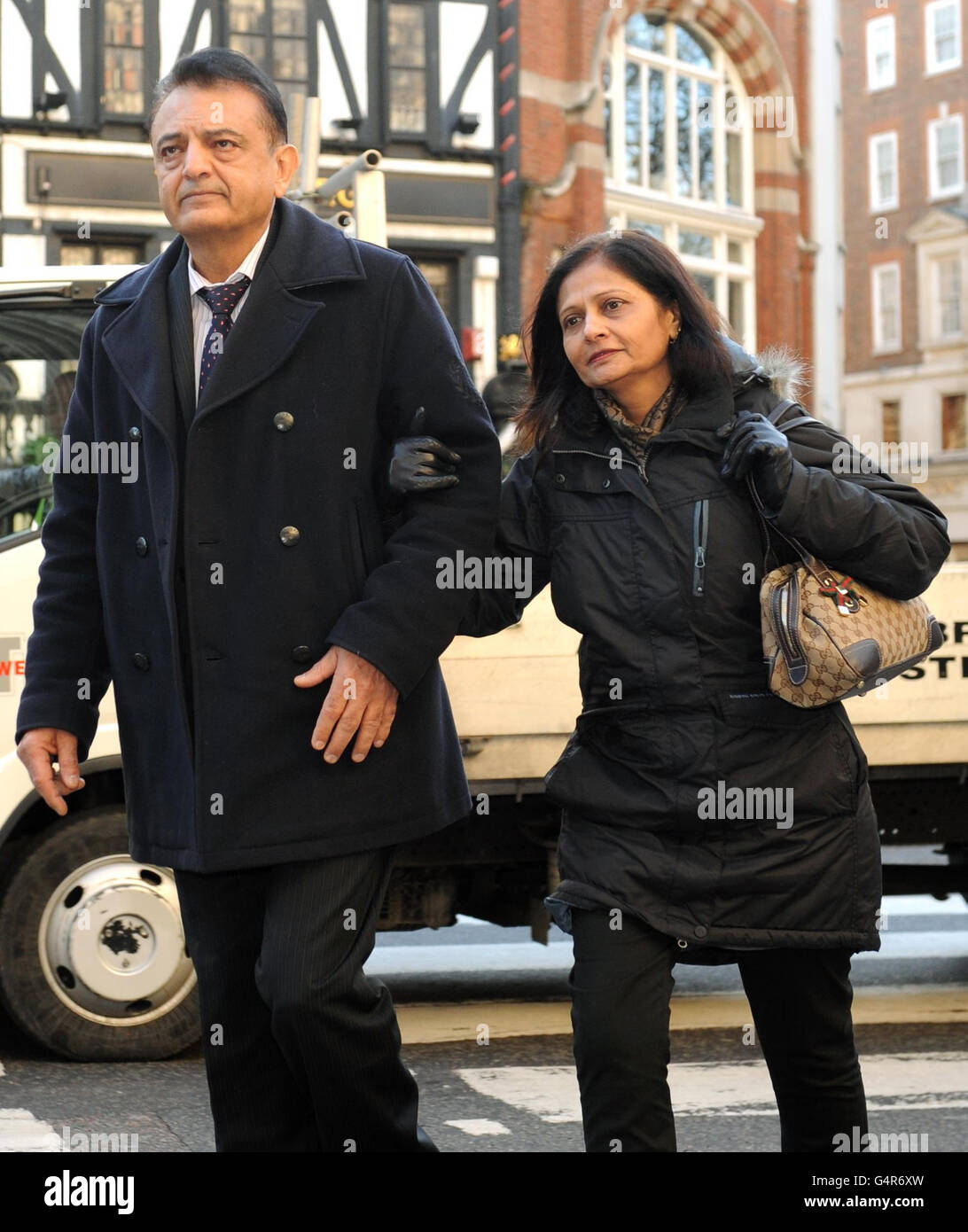 Nilam und Vinod Hindocha, Eltern von Anni Dewani, treffen am High Court in London ein, Wo sie gehört haben, dass die Gesundheit - und das Leben - des britischen Geschäftsmannes Shrien Dewani gefährdet sein wird, wenn er nach Südafrika ausgeliefert wird, um Vorwürfen zu begegnen, er habe den Mord an seiner Braut während ihrer Flitterwochen geleitet. Stockfoto