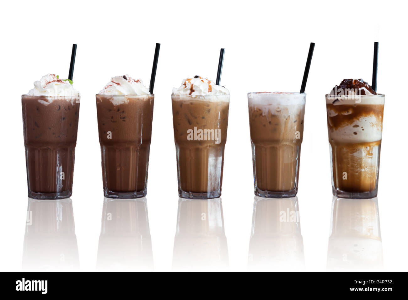 Fünf verschiedene Arten von Eiskaffee mit Spiegeln auf weißem Hintergrund, Fotoarchiv Stockfoto