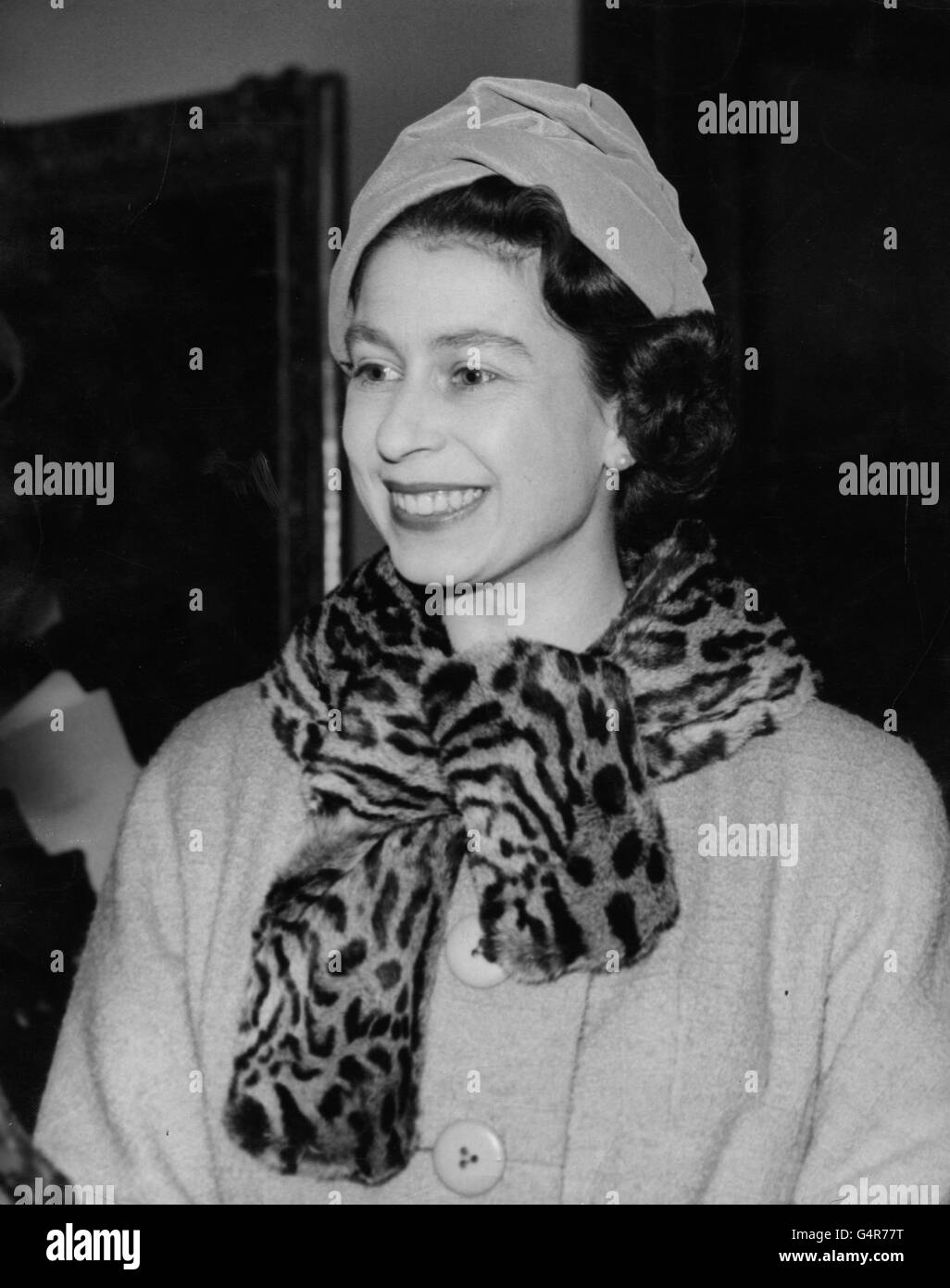 Königin Elizabeth II. Während ihres Besuchs in den Kunstsammlungen des Cortauld Institute of Art, London University. Stockfoto