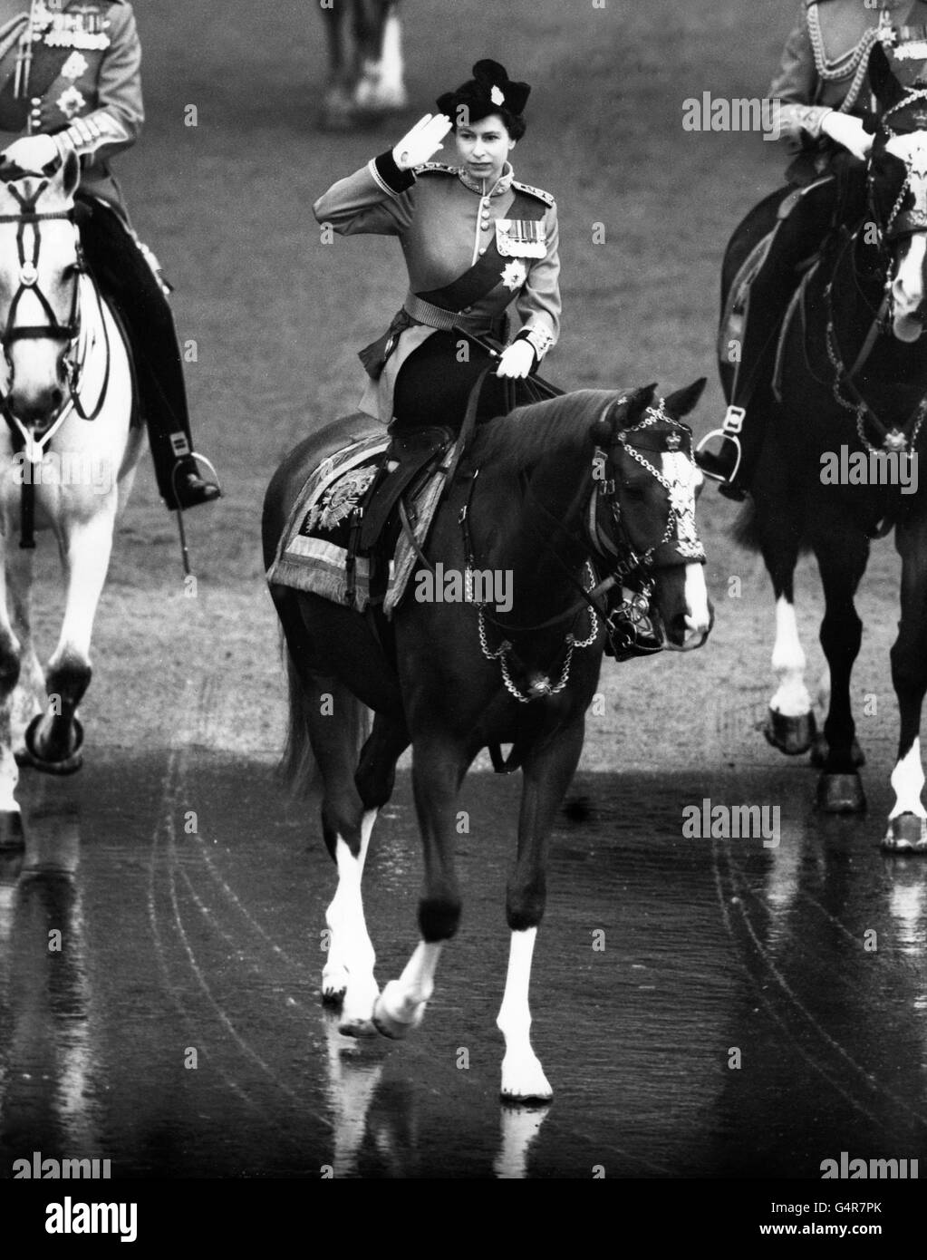 Der marsch am Buckingham Palace vorbei, mit Königin Elizabeth II, auf dem Polizeipferd Imp, der nach der Trooping the Color Zeremonie den Gruß am Tor einnahm. Die Parade findet zu Ehren des offiziellen Geburtstages der Königin statt. Stockfoto