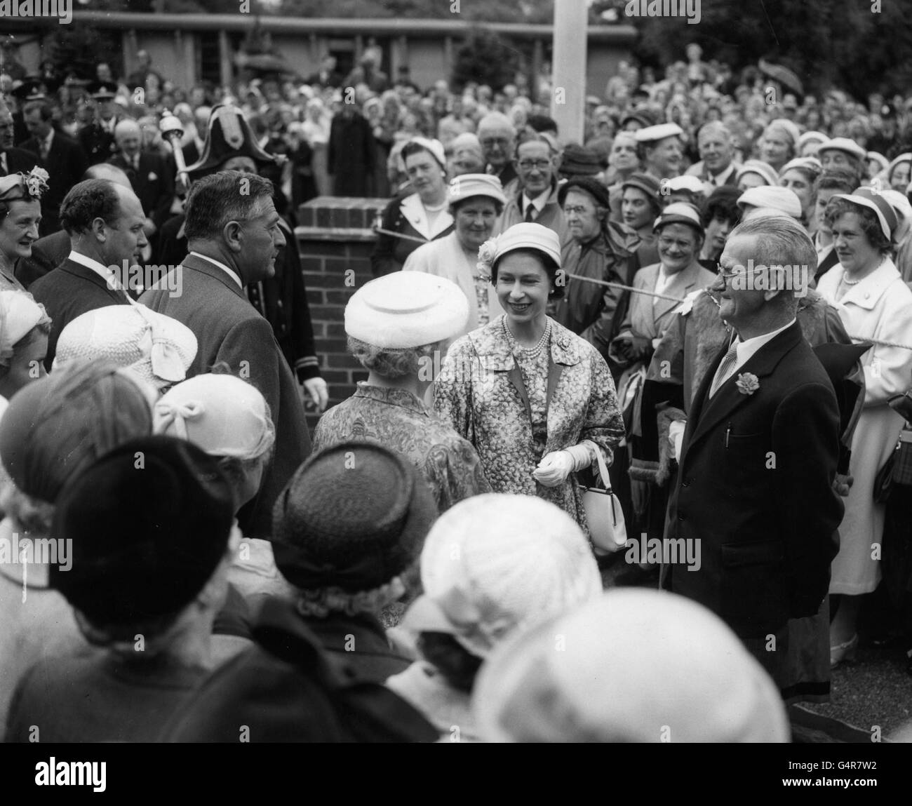 Königin Elizabeth II. Kommt an, um die King George VI Memorial Hall für alte Menschen in Windsor zu öffnen. Stockfoto