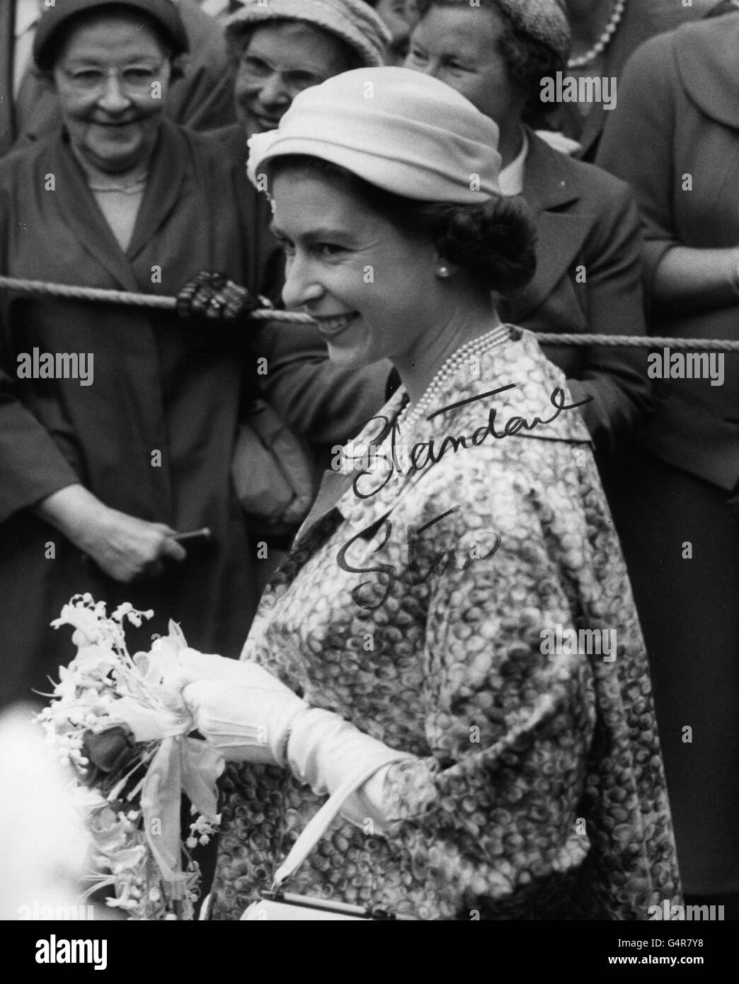Königin Elizabeth II. Kommt an, um die King George VI Memorial Hall für alte Menschen in Windsor zu öffnen. Stockfoto