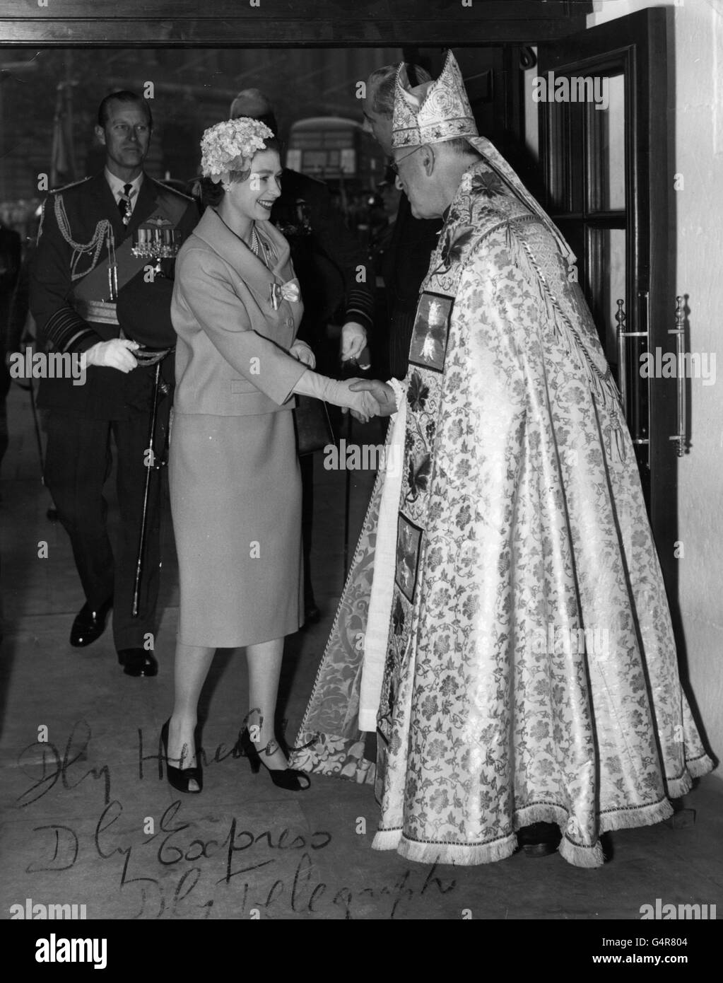 Der Erzbischof von Canterbury, Dr. Geoffrey Fisher, empfängt Königin Elizabeth II. Und den Herzog von Edinburgh bei ihrer Ankunft in der St. Clement Danes Church, in The Strand, London. St. Clement Dänen wurde wieder als Kirche der Royal Air Force nach der Wiederherstellung nach dem Schaden in der 1941 Blitz erlitten geweiht. Stockfoto