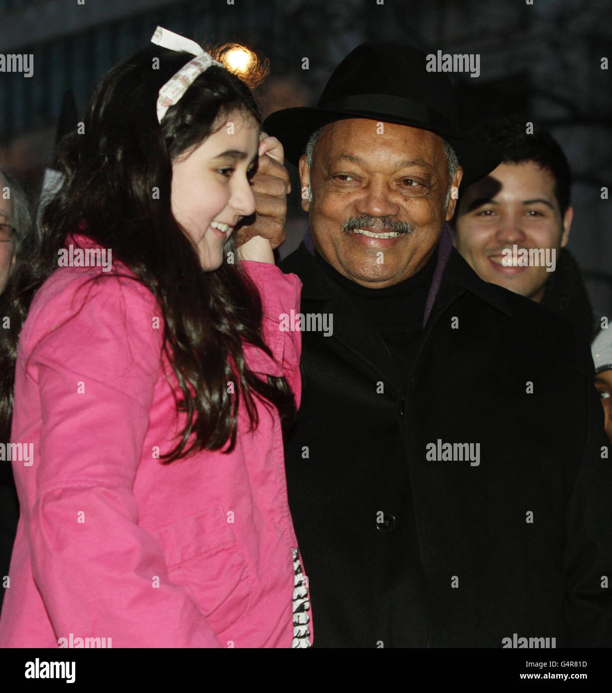 Der langjährige Bürgerrechtler Reverend Jesse Jackson und der 12-jährige Blogger 'libdemchild' protestieren draußen an der Londoner Börse Occupy in der St Paul's Cathedral in London. Stockfoto