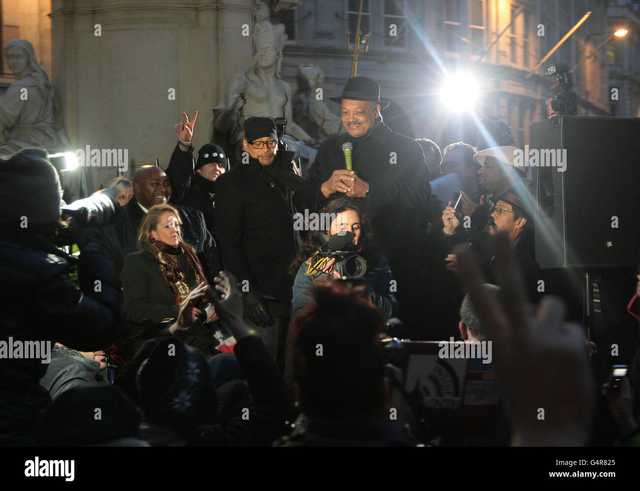 Der langjährige Bürgerrechtler, Reverend Jesse Jackson, spricht vor der Occupy London Stock Exchange und protestiert vor der St Paul's Cathedral in London. Stockfoto