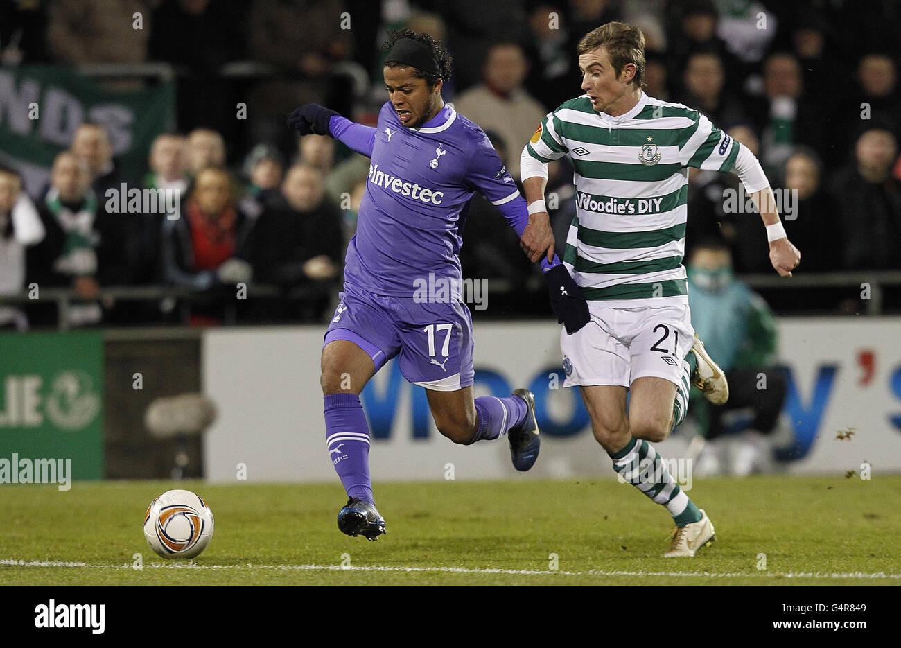 Giovani Dos Santos und Shamrock Rovers Ronan Finn (rechts) von Tottenham Hotspur kämpfen während der UEFA Europa League im Tallaght Stadium, Dublin, Irland, um den Ball. Stockfoto