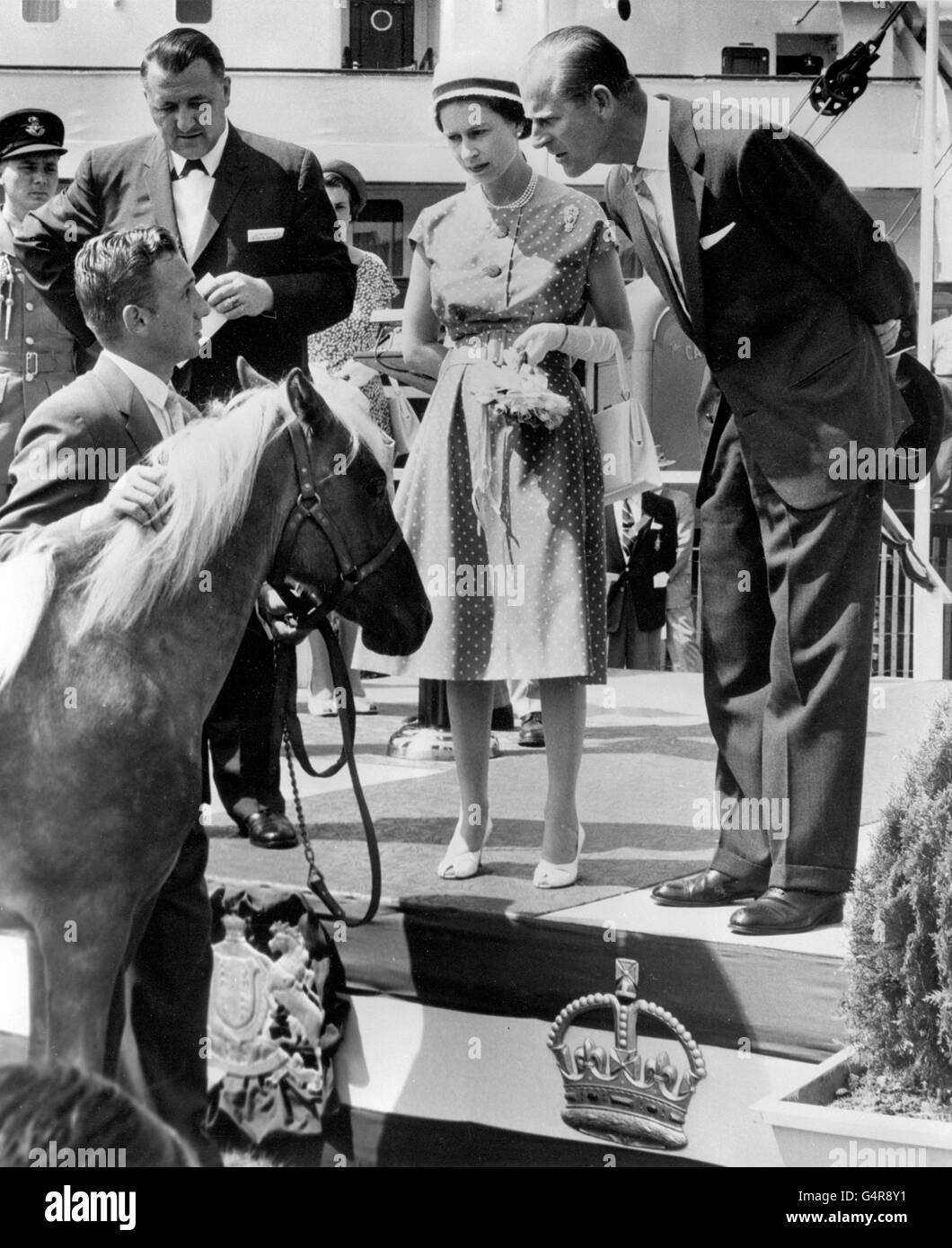 Königin Elizabeth II. Wird in Windsor, Ontario, Kanada, ein Pony geschenkt, während der Herzog von Edinburgh einen genaueren Blick darauf hat. Stockfoto