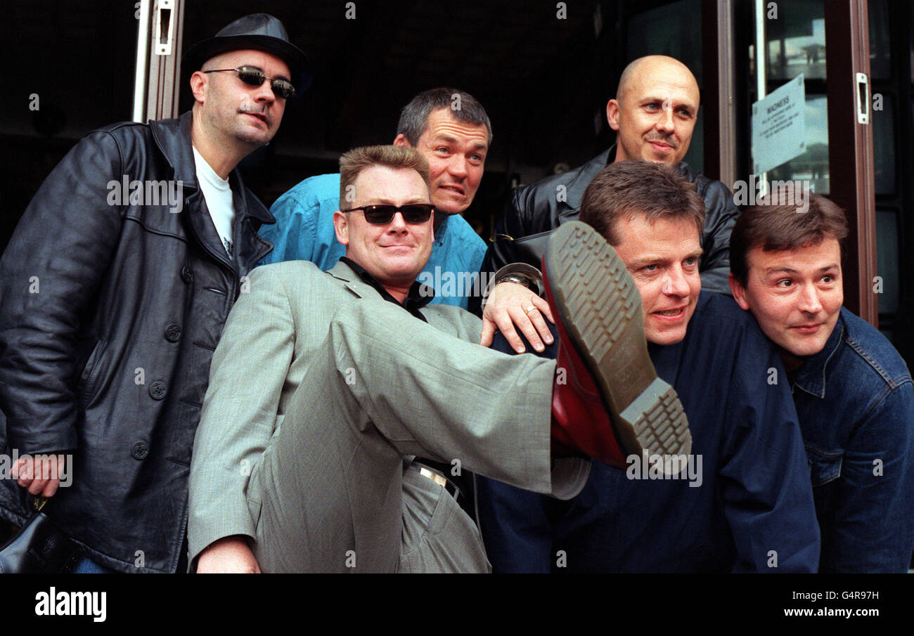 Die Popgruppe Madness (von links) Chris Foreman, Cathal Smyth, Mike Barson, Suggs, Mark Bedford und Daniel 'Woody' Woodgate im Dr Martens Store im Londoner Covent Garden, um den limitierten Stiefel 1460 zu lancieren, der mit dem Logo der Band geprägt ist. Stockfoto