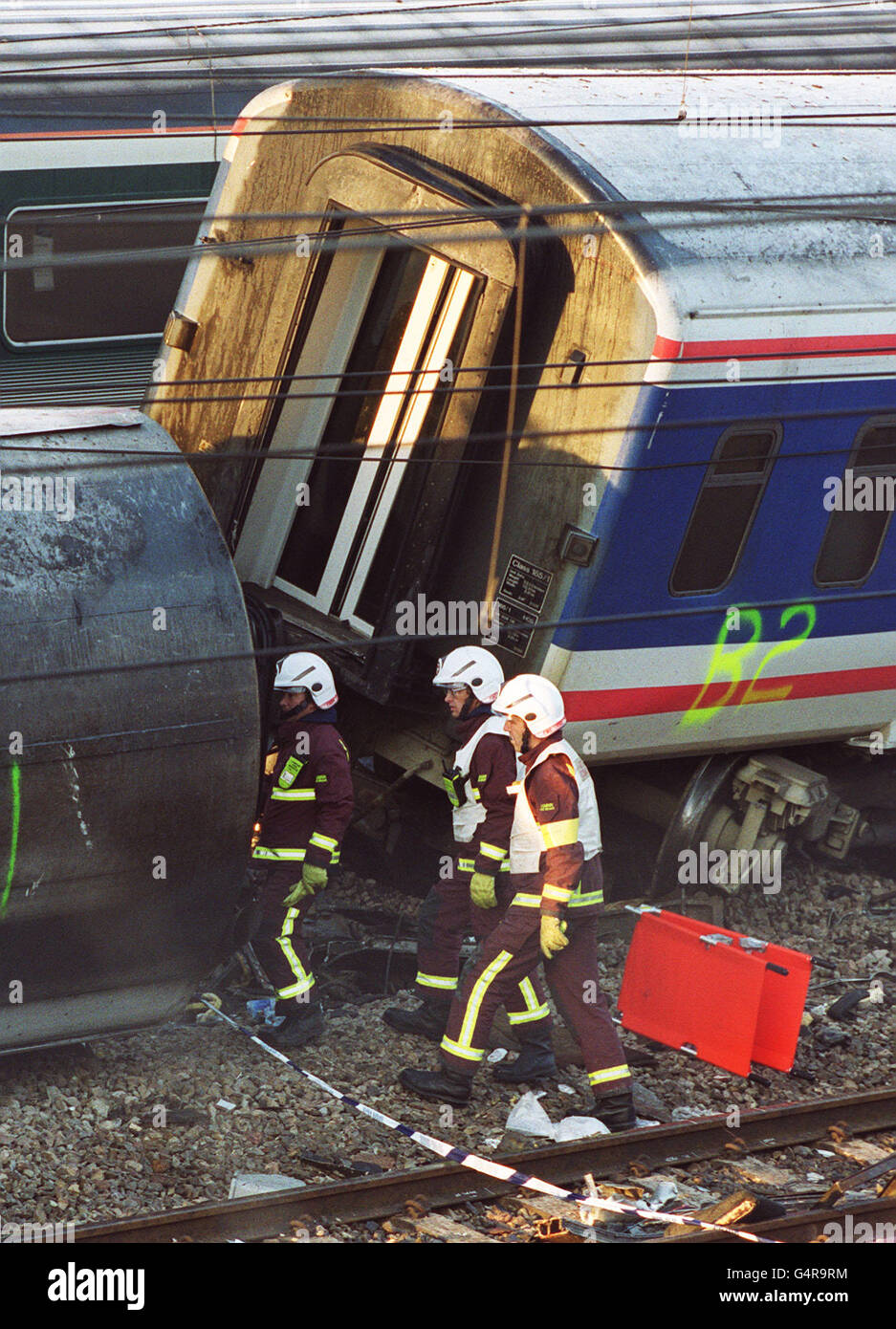 Das Notfallpersonal setzt die Aufgabe fort, das Crashwrack von zwei Zügen in der Nähe der Paddington Station im Westen Londons nach Leichen zu durchsuchen. Die Züge kollidierten in der morgendlichen Hauptverkehrszeit und die Polizei sagte bei Einbruch der Dunkelheit, dass 26 Menschen für tot erklärt worden seien. Stockfoto