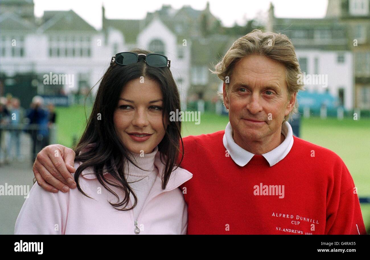 Catherine Zeta Jones und Michael Douglas entspannen sich auf dem Golfplatz von St Andrews, auf dem Herr Douglas am Promi-Turnier des Alfred Dunhill Cup teilnimmt. *06/01/2000 - Hollywood Schauspieler Douglas wird die walisische Schönheit Catherne Zeta Jones heiraten. Douglas, 55, der Weihnachten mit der Schauspielerin in Wales verbrachte, sagte nach monatelangen Spekulationen: "Ich freue mich sehr, bekannt zu geben, dass ich Catherine Zeta Jones verpflichtet bin." Der Schauspieler verriet auch, dass er die Frage stellte, als das Paar den Beginn des neuen Jahrtausends in seinem Haus in den Rockies feierte. * 28/01/00: Zeta Jones ist mit Verlobter schwanger Stockfoto