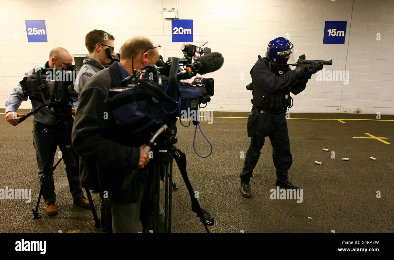 Ein Polizeibeamter demonstriert das Common Weapons System auf einem Schießstand während einer Medienbesprechung von Mitgliedern der Metropolitan Police Public Order Unit im Milton Training Center in Gravesend, Kent, im Vorfeld der Public Order Policing Review des HMIC. Stockfoto