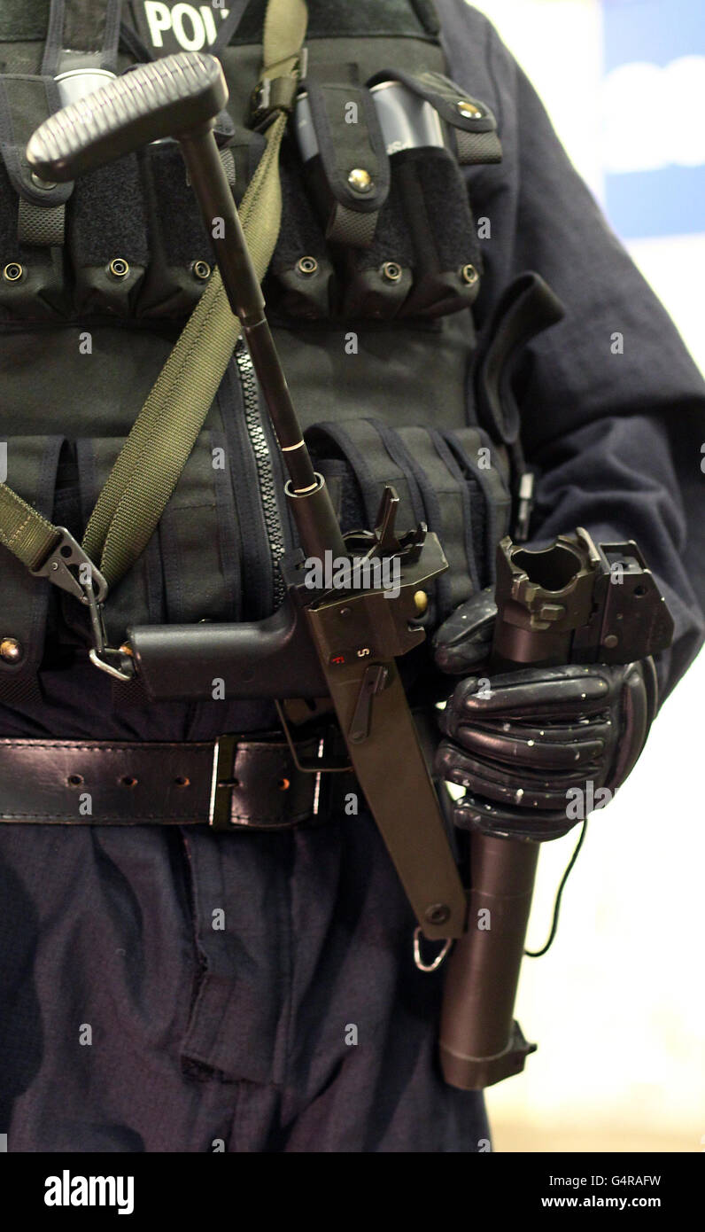 Ein Polizeibeamter demonstriert das Common Weapons System auf einem Schießstand während einer Medienbesprechung von Mitgliedern der Metropolitan Police Public Order Unit im Milton Training Center in Gravesend, Kent, im Vorfeld der Public Order Policing Review des HMIC. Stockfoto