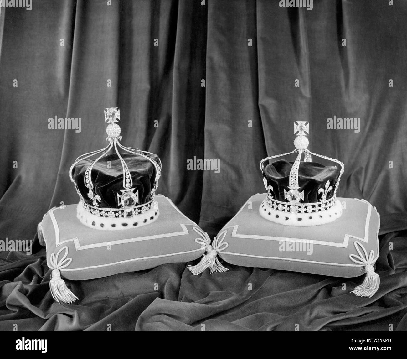 L-R: Die Krone der Königin Mary und die Krone der Mutter der Königin Elizabeth. Stockfoto