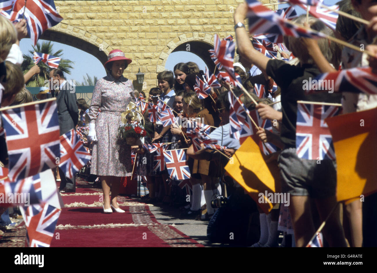 Britische Kinder heißen Königin Elizabeth II. In Riad, Saudi-Arabien, begeistert willkommen Stockfoto