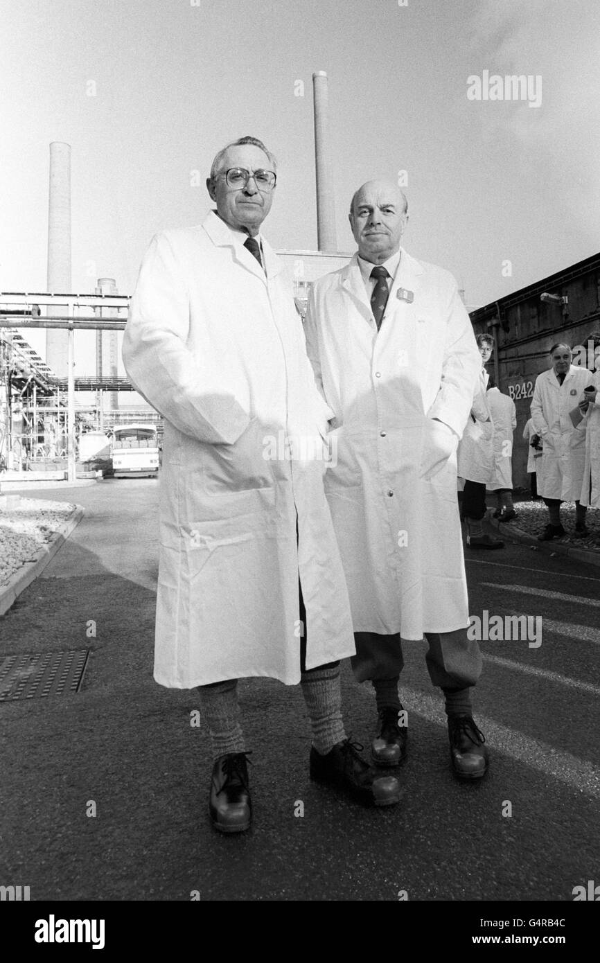 Con Allday, Chairman von British Nuclear Fuels (BNF) im Kernkraftwerk Sellafield in Cumbria, mit dem Werksleiter Roy Pilling (rechts), wo er kürzlich über die Entladung radioaktiven Materials in die Irische See sprach. Stockfoto