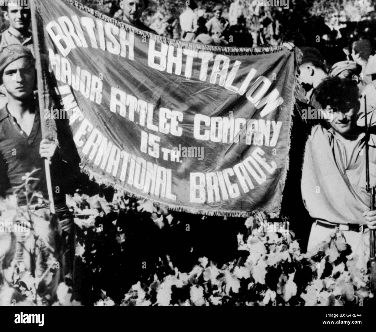 C1936: Mitglieder des Britischen Bataillons, Major Attlee Company, 15. Internationale Brigade, zeigen ihr Banner während einer Waffenruhe während des Spanischen Bürgerkrieges von 1936-1939. Stockfoto