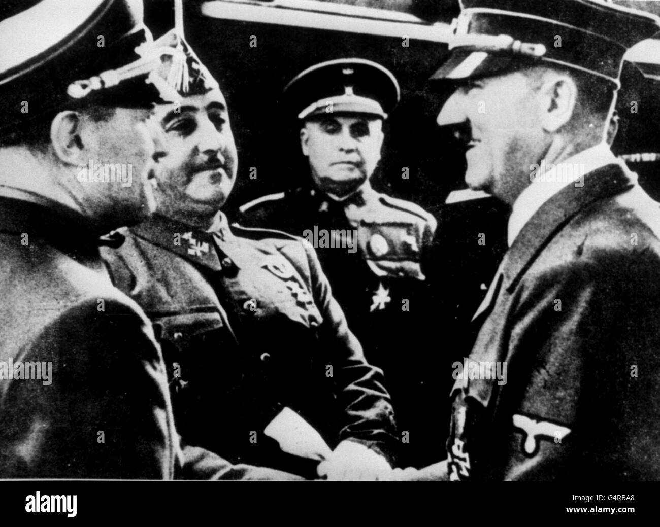 PA News Foto um 1940: Ein Bild, das ein Treffen an der deutsch-französischen Grenze zwischen Adolf Hitler (r) und dem spanischen General Franco (2. L) an der Handayya aufzeichnet. Stockfoto