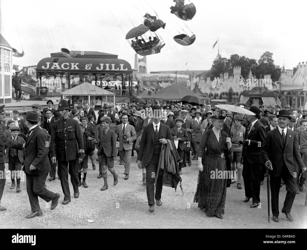 Ihre Majestät Königin Mary, die durch den Vergnügungspark ging, als sie die Wembley Empire Exhibition besuchte. Stockfoto