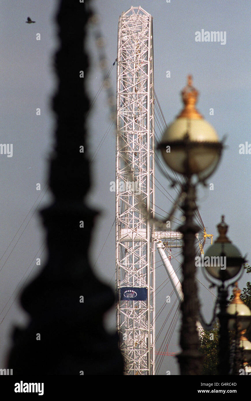 Das 1,500 Tonnen schwere British Airways London Eye in seiner vollständig aufrechten Position, nachdem sein Rahmen erfolgreich am Ufer der Themse in Position gebracht wurde. * das 450 Meter hohe Gebäude, das sich an der Londoner South Bank fast gegenüber dem Houses of Parliament befindet, wird jetzt mit 32 speziellen Aussichtskapseln ausgestattet, die Besucher hoch über der Skyline der Hauptstadt befördern. Eine Sprecherin von BA sagte, die Arbeit würde beginnen, die speziell entwickelten Kapseln an das Beobachtungsrad in der ersten Novemberwoche zu montieren. Stockfoto