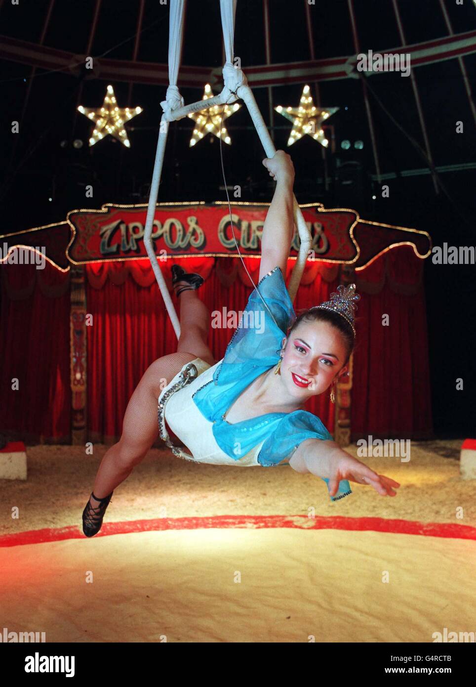 Katy Baldock, 17 aus High Wycombe während der Proben im Zippo's Circus Big Top im Peckham Rye Park, südöstlich von London für das Showcase Finale für Absolventen von Zippos Academy of Circus Acts. Stockfoto