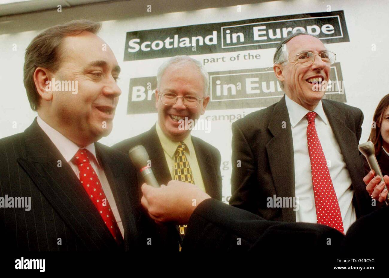 Alex Salmond, Vorsitzender der schottischen Nationalpartei, mit Jim Wallace, dem stellvertretenden schottischen Premierminister, und Donald Dewar (L-R), der in Edinburgh eine einheitsfront präsentierte, als sie die parteiübergreifende Kampagne für Schottland in Europa ins Leben gerufen haben. * die drei haben die Initiative unterstützt, die versuchen wird, für den Beitritt Großbritanniens zur Europäischen Einheitswährung zu werben. Stockfoto