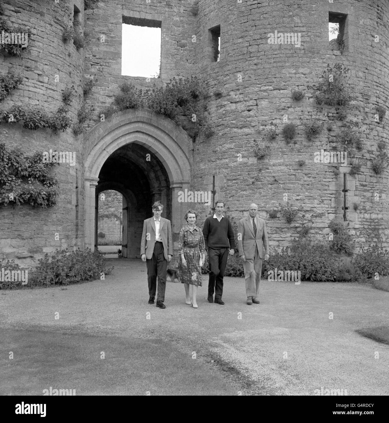 Prinz William von Gloucester, spaziert zwischen seinen Eltern, dem Herzog und der Herzogin von Gloucester, auf dem Gelände des Familienhauses in der Nähe von Peterborough. Mit ihnen ist sein Bruder Prinz Richard. Stockfoto