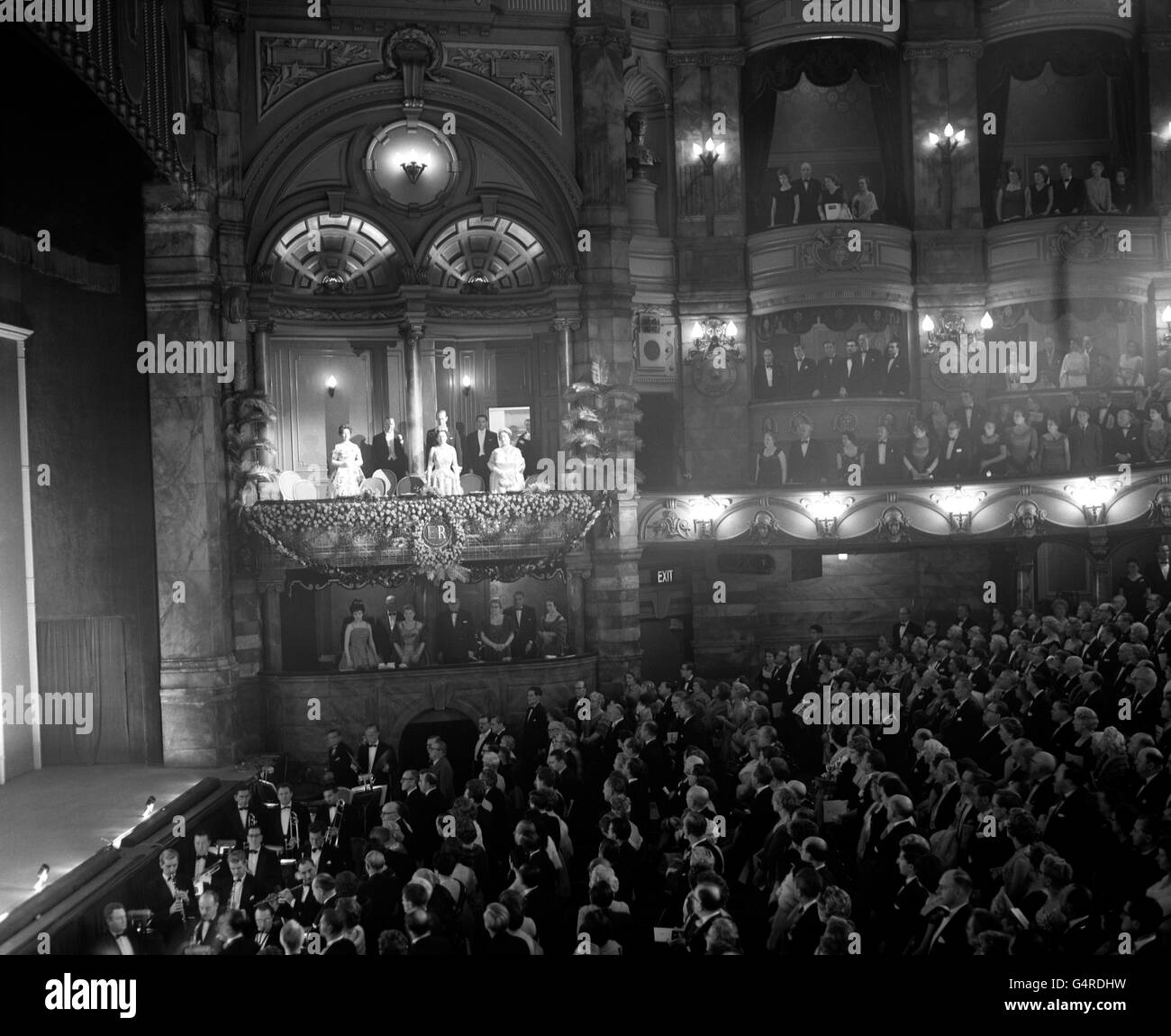 Queen Elizabeth II, der Herzog von Edinburgh, die Queen Mother und Prinzessin Margaret in der Royal Box im London Coliseum bei der Royal Variety Performance Stockfoto