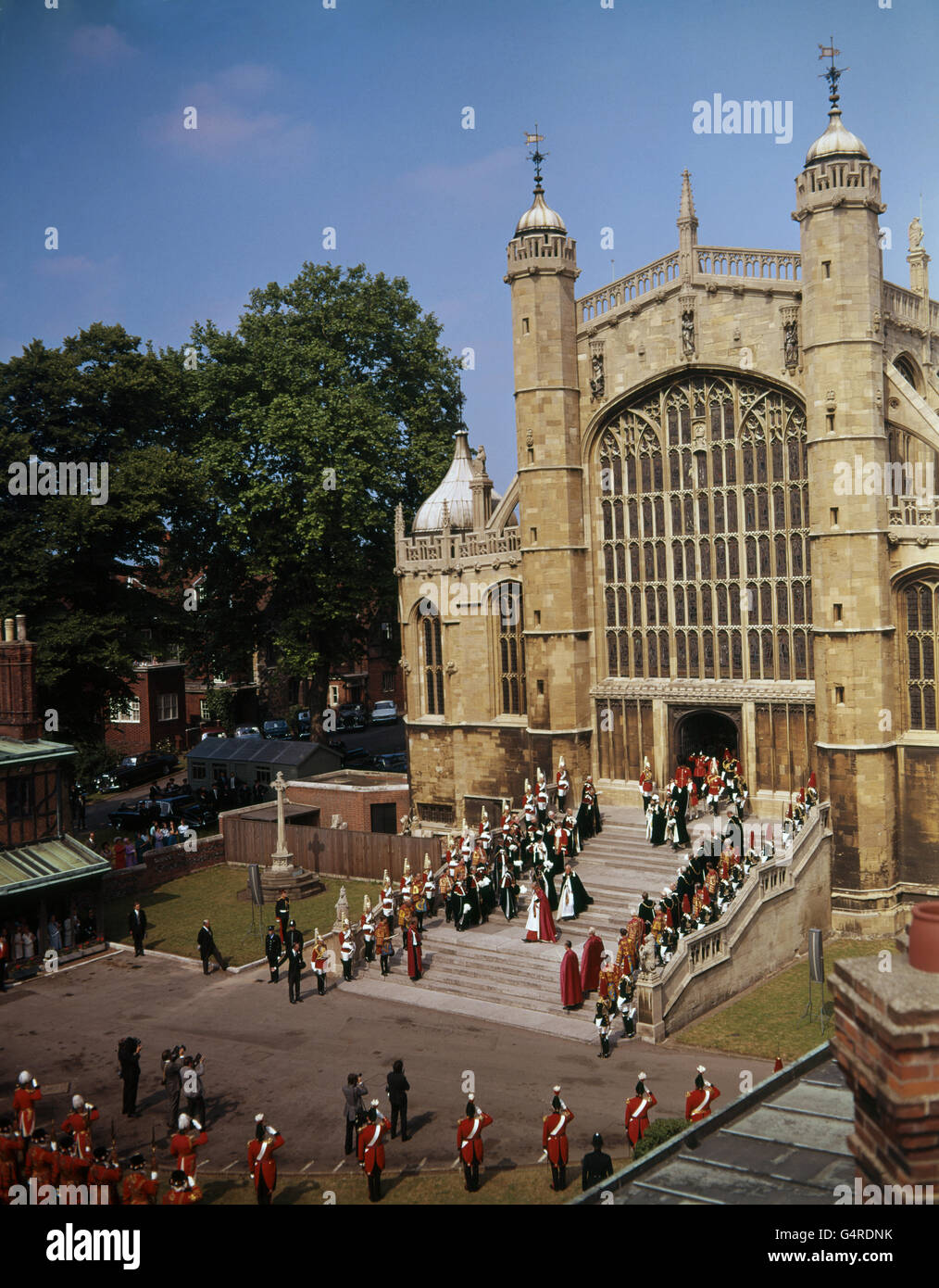 Königin Elizabeth II. Verlässt die St. George's Chapel in Windsor nach dem Gottesdienst des Kleiderordens. Stockfoto