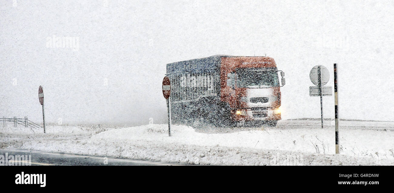 Ein Lastwagen fährt auf der A66 zwischen Yorkshire und Cumbria, während die Winterkälte weiterhin beißt. Stockfoto